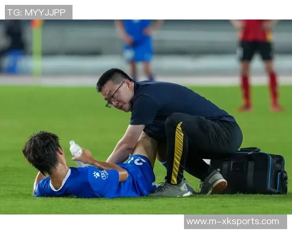 南京足球队在精英赛中的战术表现分析与点评探讨